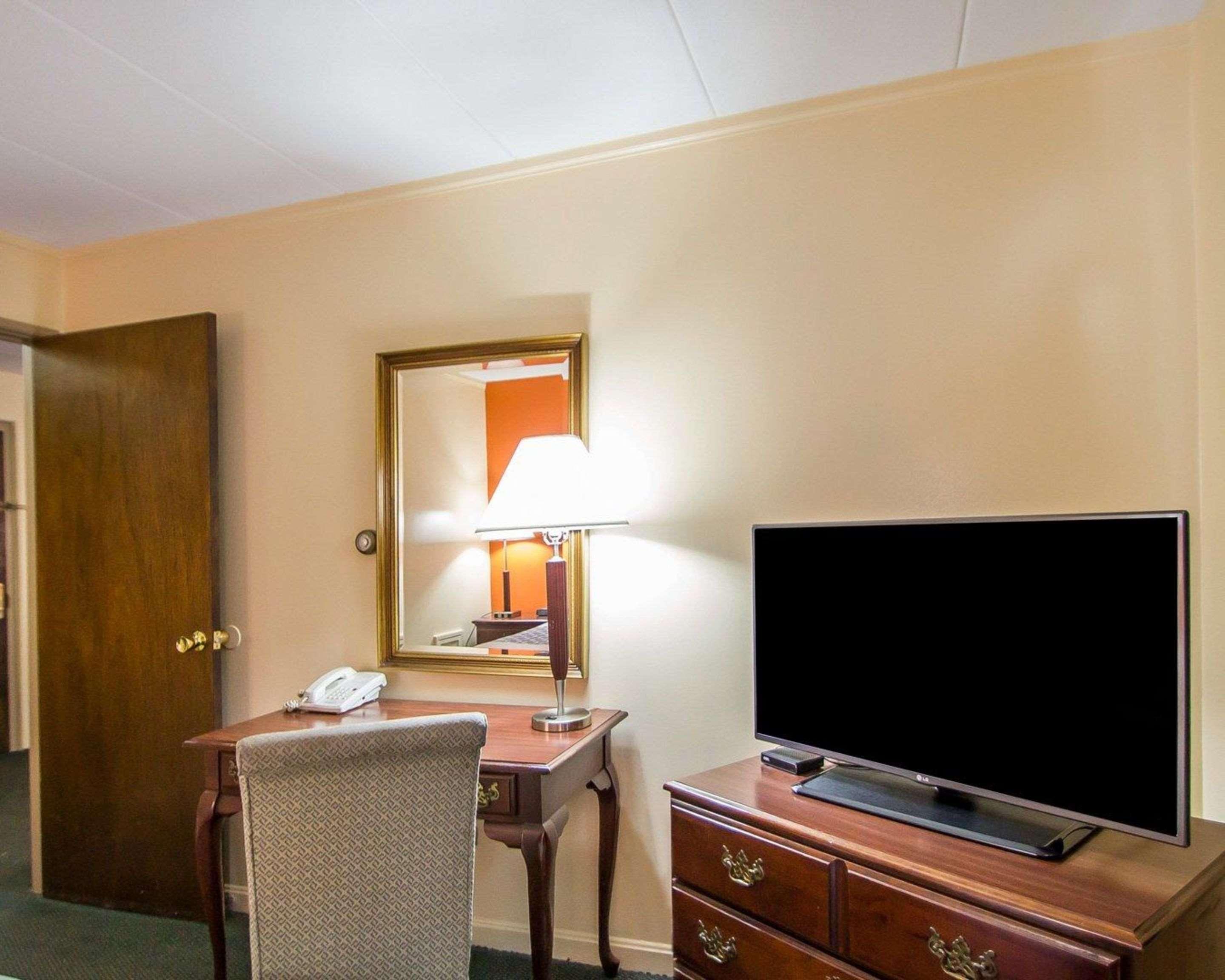 Econo Lodge Inn & Suites Airport Windsor Locks Exterior foto