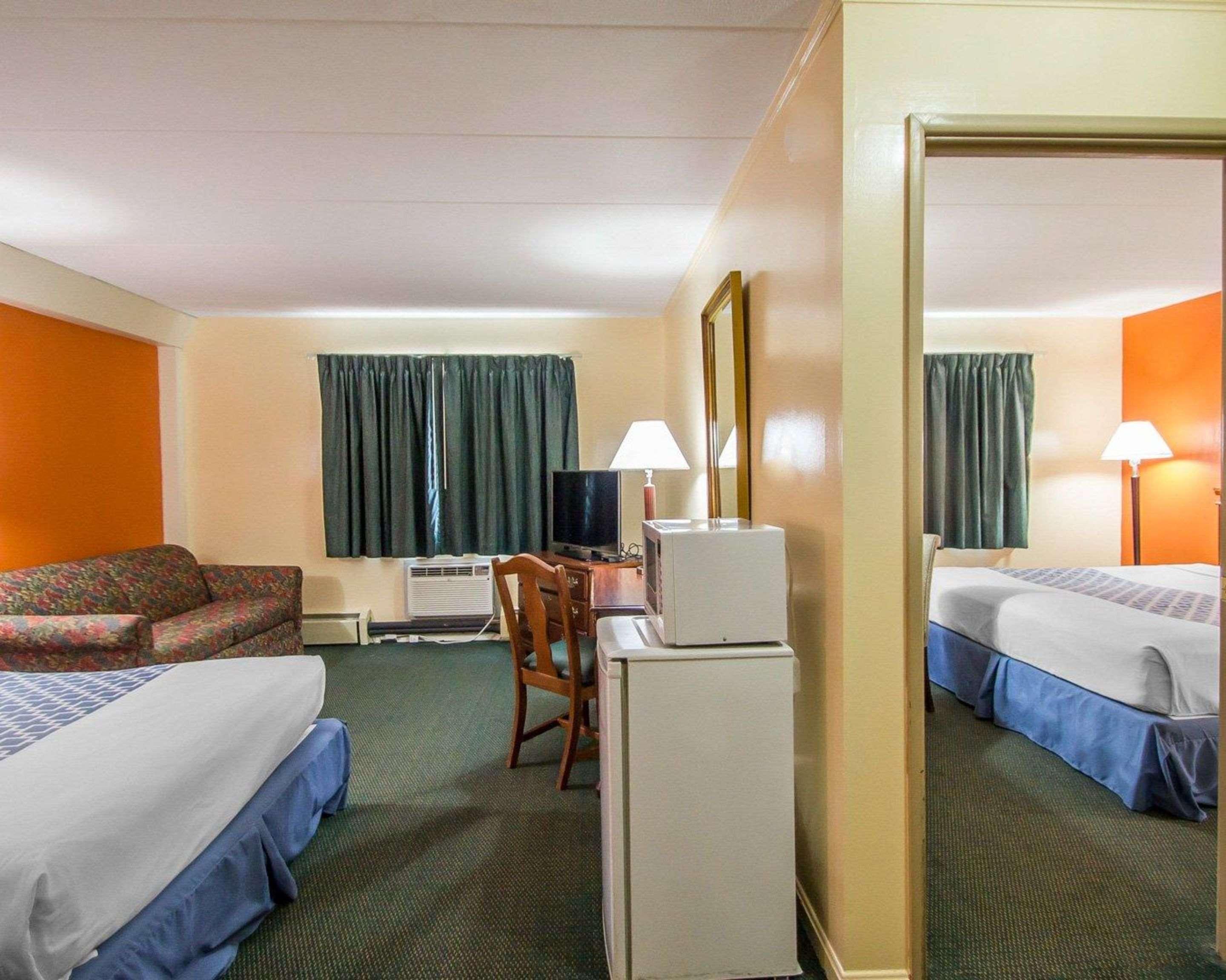 Econo Lodge Inn & Suites Airport Windsor Locks Exterior foto