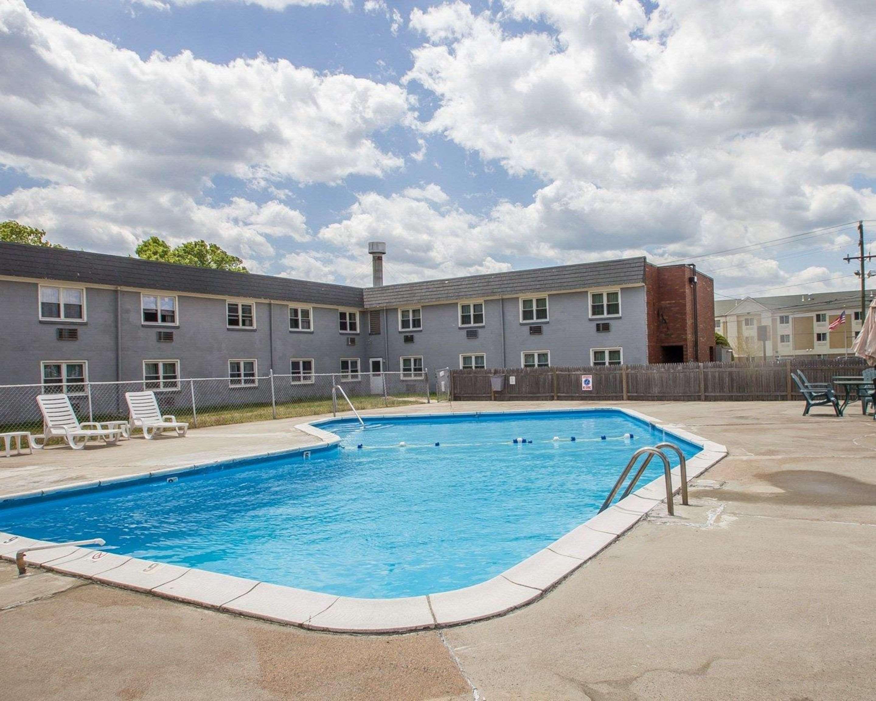 Econo Lodge Inn & Suites Airport Windsor Locks Exterior foto